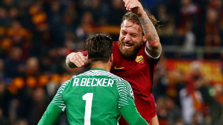 Roma-Kapitän De Rossi jubelt mit Keeper Alisson.