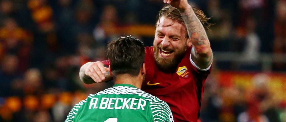 Roma-Kapitän De Rossi jubelt mit Keeper Alisson.