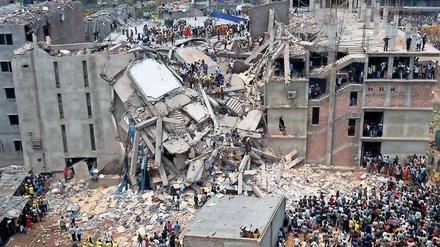 Massengrab: Beim Einsturz der Textilfabrik Rana Plaza in Bangladesch verloren 1136 Menschen ihr Leben, mehr als 2500 wurden verletzt.