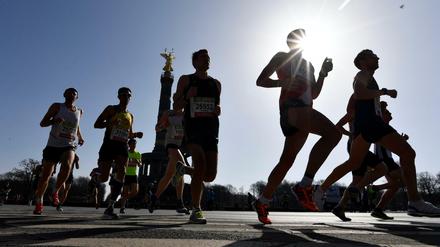 Der sportliche Aspekt des Berliner Halbmarathons ging am Sonntag in Terrorangst unter. Sechs Salafisten wurden verhaftete - am Montag jedoch wieder freigelassen.