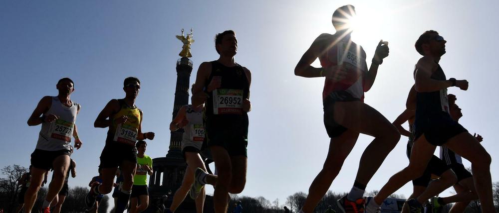 Der sportliche Aspekt des Berliner Halbmarathons ging am Sonntag in Terrorangst unter. Sechs Salafisten wurden verhaftete - am Montag jedoch wieder freigelassen.
