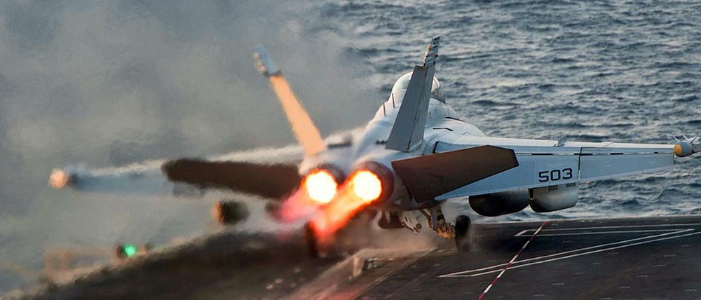 Ein US-Kampfflugzeug hebt von einem Flugzeugträger ab.