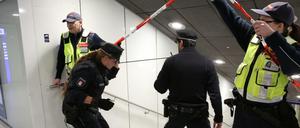 Einsatzkräfte der Polizei sichern den Zugang zur S-Bahnhaltestelle Jungfernstieg in der Innenstadt von Hamburg. 