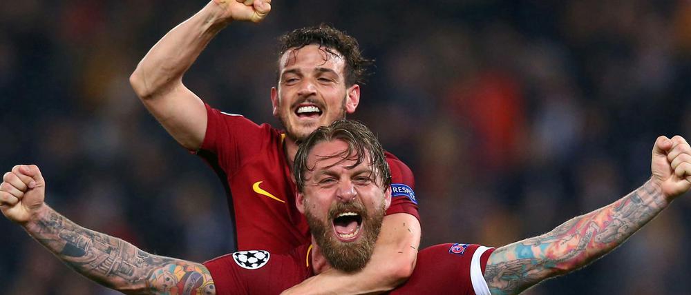 Daniele De Rossi und Alessandro Florenzi vom AS Roma feiern nach dem Sieg gegen Barcelona.