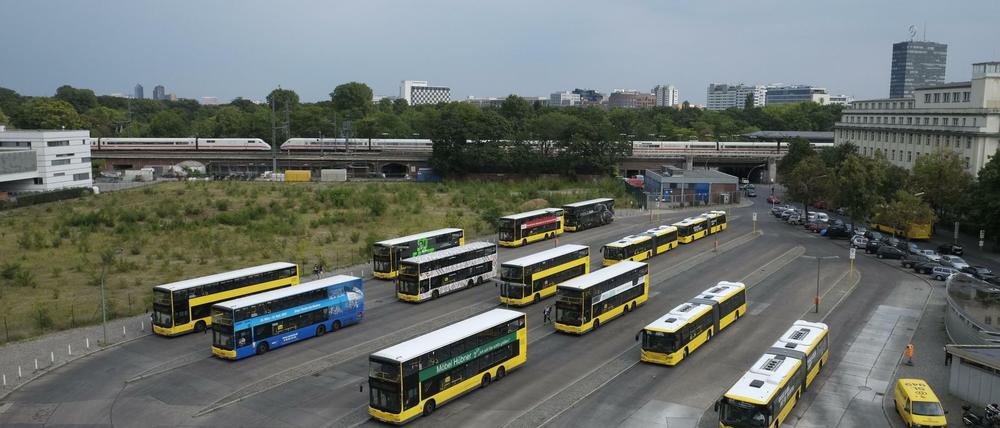 Die Brache am Bahnhof Zoo (der ist hinten im Bild). Der Busbahnhof soll näher an die Bahn ran und überbaut werden.