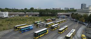 Die Brache am Bahnhof Zoo (der ist hinten im Bild). Der Busbahnhof soll näher an die Bahn ran und überbaut werden. 