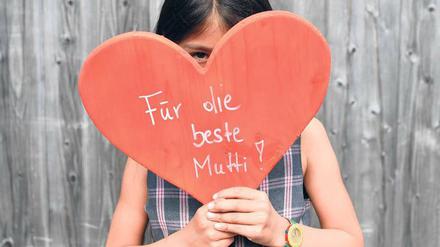 Mama oder Mutti. Das ist immer noch eine Ost-West-Frage. In Berlin gibt es für beide Anreden etwa gleich viel Begeisterung – auch wenn vielen bei „Mutti“ als Erstes Angela Merkel einfällt. 