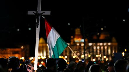Anhänger Viktor Orbans und seiner Partei Fidestz jubeln nach dem Wahlerfolg am Sonntag in Budapest.