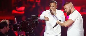Die Rapper Kollegah und Farid Bang beim Auftritt im Rahmen der Echo-Verleihung.