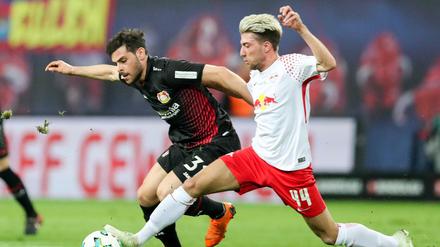 Immer einen Schritt voraus: Leipzigs Kevin Kampl (r) im Duell mit Leverkusens Kevin Volland. 
