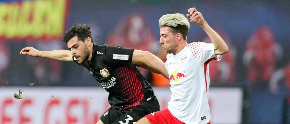 Immer einen Schritt voraus: Leipzigs Kevin Kampl (r) im Duell mit Leverkusens Kevin Volland. 