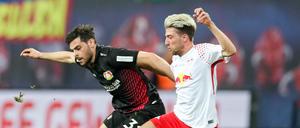Immer einen Schritt voraus: Leipzigs Kevin Kampl (r) im Duell mit Leverkusens Kevin Volland. 