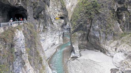 Stein-Brunch. Die Taroko-Schlucht im östlichen Teil des Gebirgsmassivs der vulkanischen Insel Taiwan finden Touristen optisch attraktiv. Mikroben dagegen finden sie schlicht lecker. Sie zersetzen Jahrmillionen altes kohlenstoffhaltiges Gestein und setzen dabei Kohlendioxid frei.