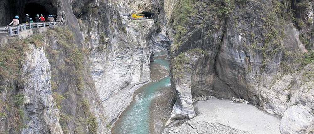 Stein-Brunch. Die Taroko-Schlucht im östlichen Teil des Gebirgsmassivs der vulkanischen Insel Taiwan finden Touristen optisch attraktiv. Mikroben dagegen finden sie schlicht lecker. Sie zersetzen Jahrmillionen altes kohlenstoffhaltiges Gestein und setzen dabei Kohlendioxid frei.