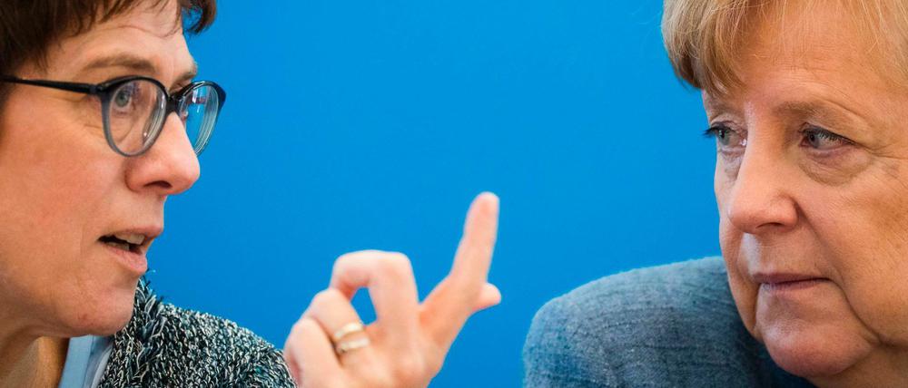 Bundeskanzlerin Angela Merkel (r) spricht mit CDU-Generalsekretärin Annegret Kramp-Karrenbauer. 