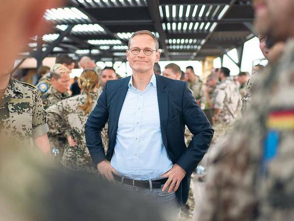 Müller beim Besuch des Stützpunkts Al-Azraq. 300 Bundeswehr-Soldaten sind hier stationiert.