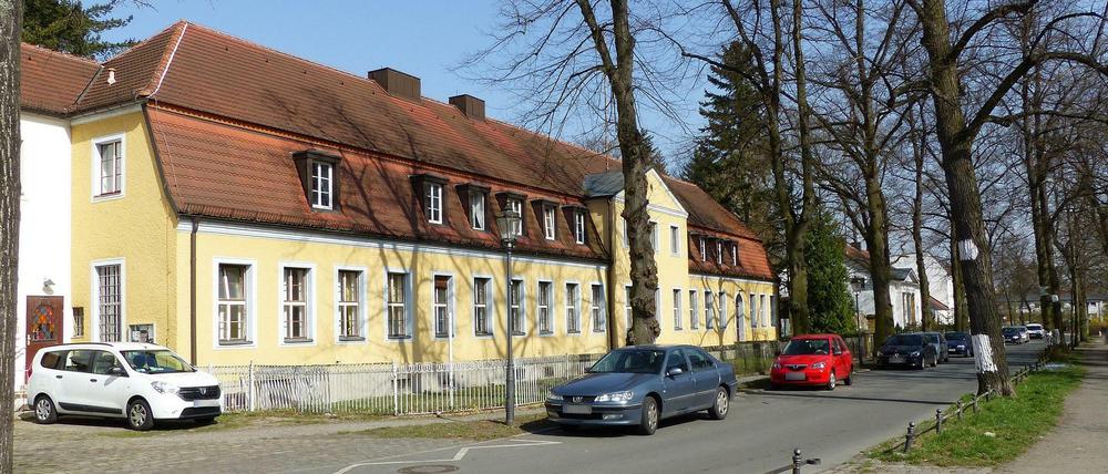 Das Haupthaus des Klosters an der Straße in Alt-Lankwitz.