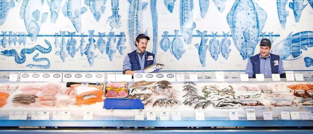 Die längste Fischtheke der Stadt. Das Frischeparadies in Prenzlauer Berg bietet die ganz große Auswahl. 