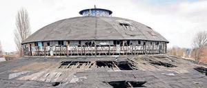 Der alte Lokschuppen steht auf dem noch ungenutzten Bahngelände.