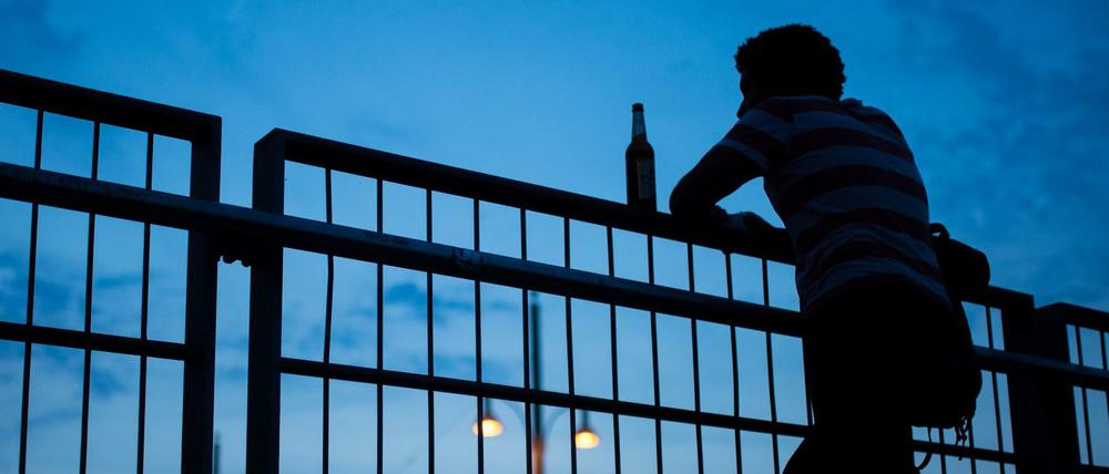 Ein Klassiker: Mit Wegbier auf der Warschauer Brücke in Berlin.