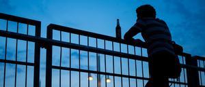 Ein Klassiker: Mit Wegbier auf der Warschauer Brücke in Berlin.