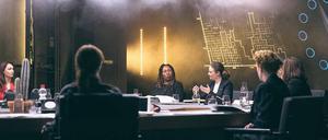 Die israelische Künstlerin Yael Bartana bringt in ihrem Stück Schauspielerinnen und internationale Politexpertinnen zusammen.