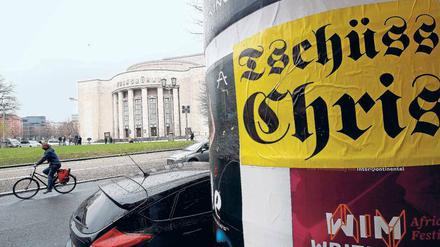 Im Stil der Straße. Schon seit Monaten werden Plakate der Volksbühne von Dercon-Gegnern mit dem Schriftzug „Tschüss Chris“ überklebt.