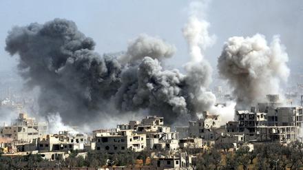 Rauch steigt nach dem Einschlag einer Rakete der syrischen Armee über Duma auf.