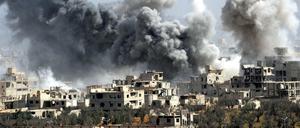Rauch steigt nach dem Einschlag einer Rakete der syrischen Armee über Duma auf.