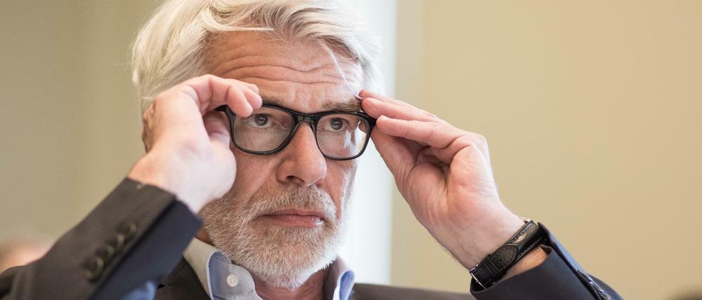 Chris Dercon verlässt die Volksbühne und Berlin.