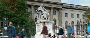 Passanten vor dem Hauptgebäude der Humboldt-Universität zu Berlin.