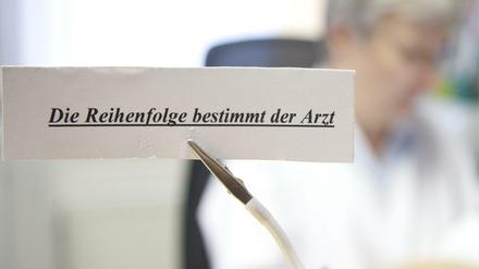 Künftig sollen Fachärzte Patienten auch ohne Termin in einer Akutsprechstunde annehmen, verlangen die Krankenkassen.