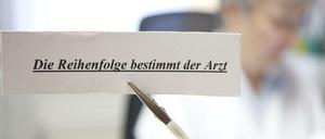Künftig sollen Fachärzte Patienten auch ohne Termin in einer Akutsprechstunde annehmen, verlangen die Krankenkassen.