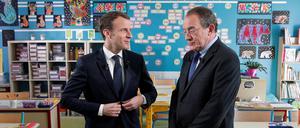Interview im Klassenzimmer. Frankreichs Staatschef Emmanuel Emmanuel Macron (l.) und der TV-Journalist Jean-Pierre Pernaut.