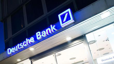 Wieviel Geld die Täter aus der Filiale der Deutschen Bank geraubt haben, ist noch unklar.