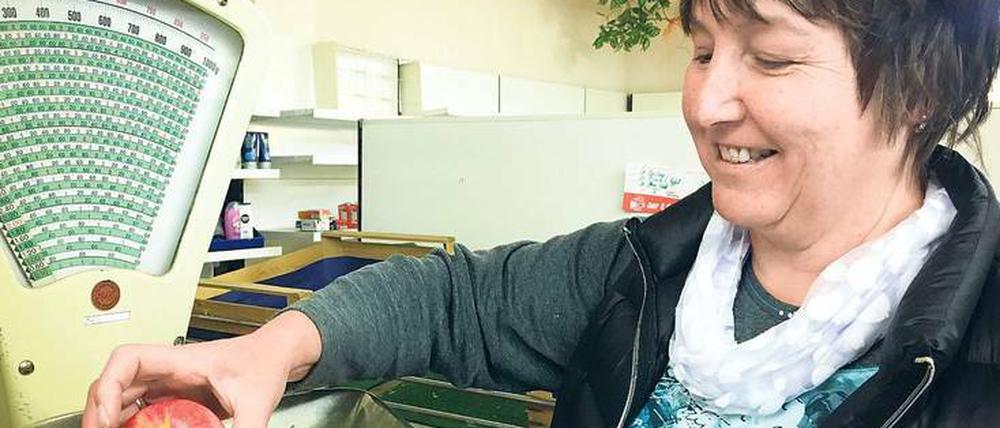 Die letzten Äpfel einer Ära. Im „Löffelhäusle“, so nannten die Hofsgrunder ihr Lebensmittelgeschäft, versorgt Marion Lorenz ein letztes Mal einen Kunden mit Obst.