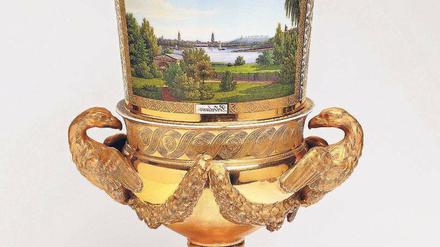 Glänzend. Adlerhenkel-Vase mit Ansichten von Berlin und Potsdam Berlin.