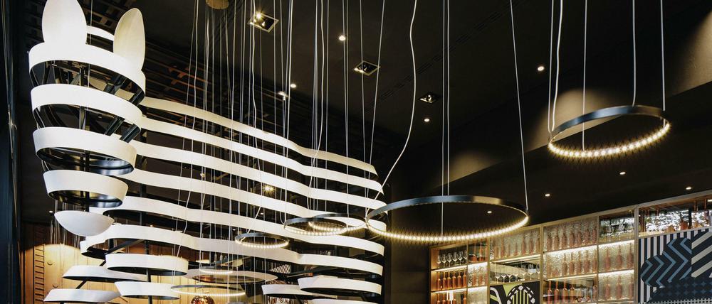 Im Restaurant hängt eine Zebra-Skulptur von der Decke.