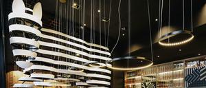 Im Restaurant hängt eine Zebra-Skulptur von der Decke.