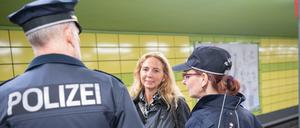 Polizeipräsidentin Barbara Slowik spricht mit Kollegin und Kollege in einem Berliner U-Bahnhof.