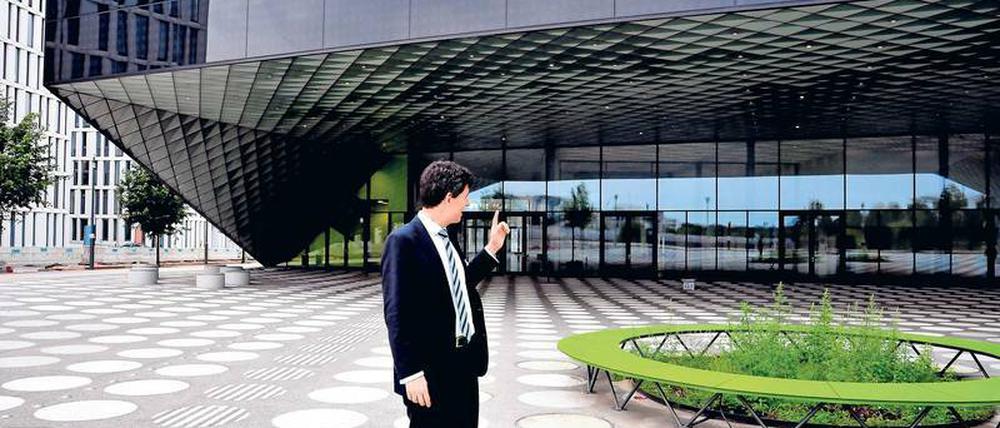 Direktor Stefan Brandt vor dem Gebäude des Futuriums.