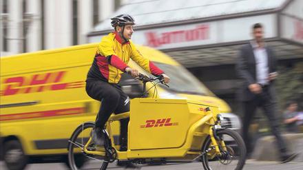 Radelnde Paketdienstleister sind bereits testweise unterwegs, im Juni beginnt dann ein gemeinsames Pilotprojekt der fünf großen Paketdienste.