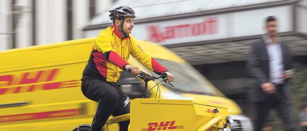 Radelnde Paketdienstleister sind bereits testweise unterwegs, im Juni beginnt dann ein gemeinsames Pilotprojekt der fünf großen Paketdienste.