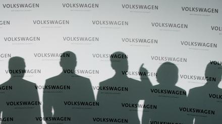 Die Schatten von Vorstandsmitgliedern der Volkswagen AG