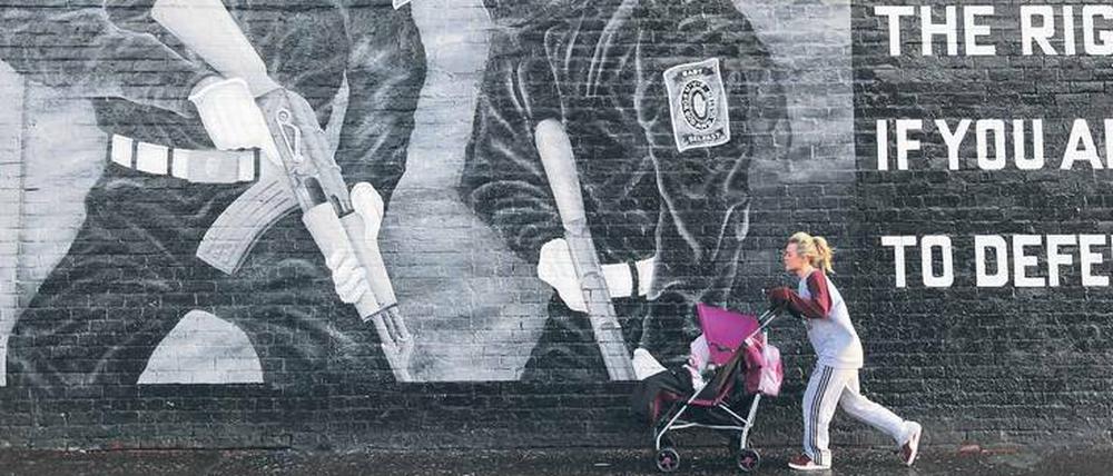 Zeichensprache. An Belfaster Hauswänden werden Nordirlands paramilitärische Terrororganisationen immer noch glorifiziert.