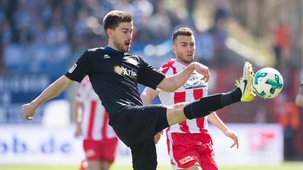 Hello again. Unions Mittelfeldspieler Dennis Daube (rechts) kam 2015 vom FC St. Pauli nach Köpenick. Am Samstag trifft er auf seine alten Kollegen. 