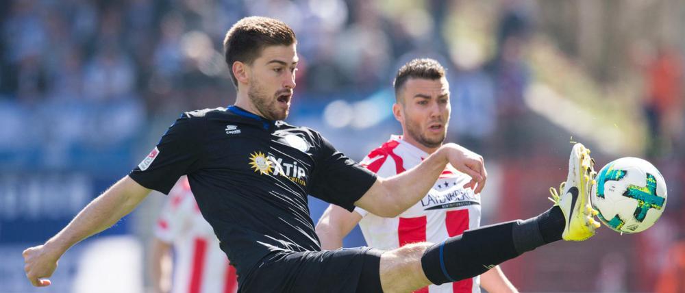 Hello again. Unions Mittelfeldspieler Dennis Daube (rechts) kam 2015 vom FC St. Pauli nach Köpenick. Am Samstag trifft er auf seine alten Kollegen.