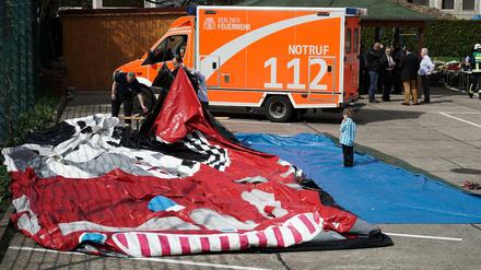 Zusammengesackt und gekippt. Die Unglücks-Hüpfburg auf dem Gelände der Freikirchlichen Gemeinde in Hellersdorf. 