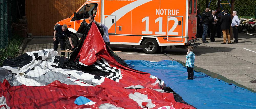 Zusammengesackt und gekippt. Die Unglücks-Hüpfburg auf dem Gelände der Freikirchlichen Gemeinde in Hellersdorf.