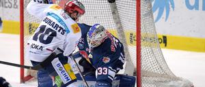 Rihards Bukarts von den Eisbären Berlin und Danny aus den Birken vom EHC Red Bull München während des Final-Spiels zwischen EHC Red Bull München und den Eisbären Berlin.